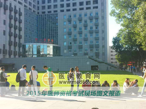清晨，2015年醫(yī)師資格考生在考場內進行最后沖刺復習