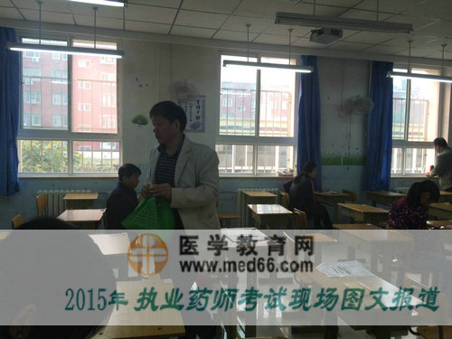 醫(yī)學(xué)教育網(wǎng)執(zhí)業(yè)藥師考友尋找自己的考場位置準(zhǔn)備入座
