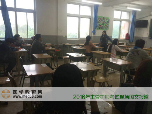 2016年主管護師考試考生進(jìn)入考場準(zhǔn)備考試
