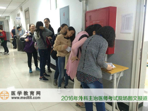 在樓道里面排隊(duì)等待進(jìn)行信息核對的考生