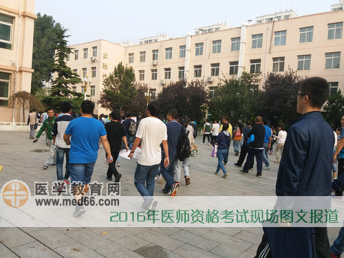 考試即將開始，考生陸續(xù)進入考場