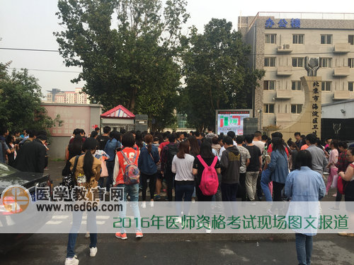 考點大門打開，考生們迫不及待地進入考場