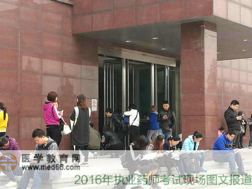 趁著考場還沒開門，考生們占據(jù)有利地形“臨陣磨槍”