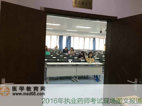 執(zhí)業(yè)藥師考試考場(chǎng)內(nèi)，考生們已經(jīng)做好準(zhǔn)備