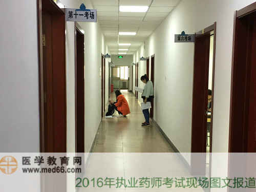 抓緊時間在樓道里進行復習的考生