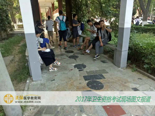 2017衛(wèi)生資格考試前，考生聚集在學(xué)校涼亭內(nèi)進行最后沖刺