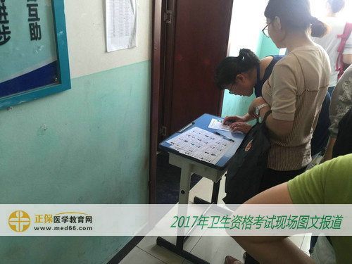 北京市海淀區(qū)衛(wèi)生學(xué)校考生核對(duì)個(gè)人信息準(zhǔn)備入場(chǎng)