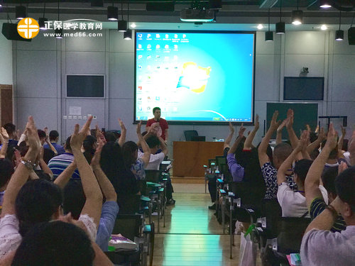 現(xiàn)場學員認真學習中醫(yī)中藥學醫(yī)師相關(guān)知識，氣氛熱烈 