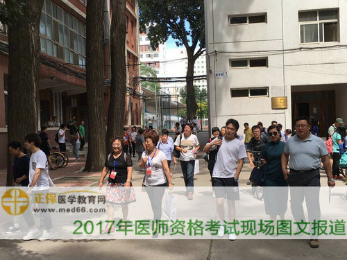 考試結(jié)束，陸續(xù)離開考場(chǎng)，第一場(chǎng)考完大家心情還不錯(cuò)