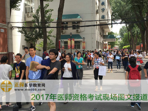 監(jiān)考老師手持試卷離開場(chǎng)地，正在交流考場(chǎng)趣事