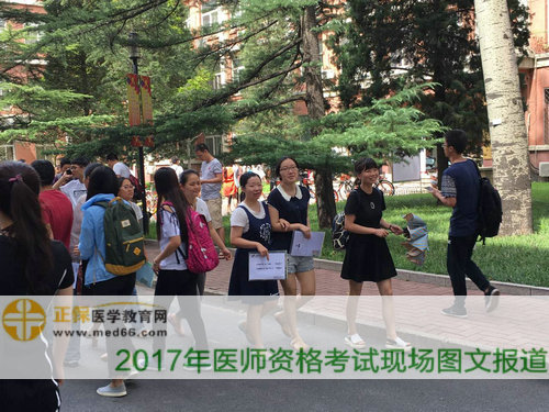 第一題選什么？考生們走出考場(chǎng)，興奮地進(jìn)行考試交流