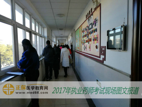 2017年北京和義學校執(zhí)業(yè)藥師考試現場-考生復習瞬間