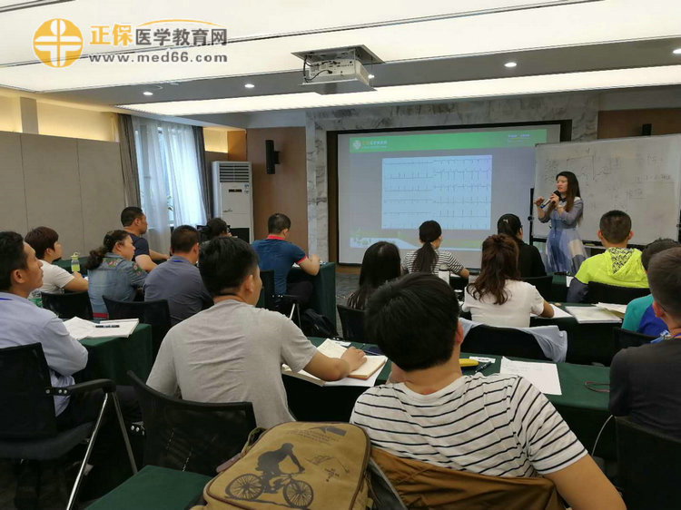 醫(yī)學(xué)教育網(wǎng)鴻雁老師親臨授課，中西醫(yī)醫(yī)師技能密訓(xùn)班學(xué)員認(rèn)真聽(tīng)講