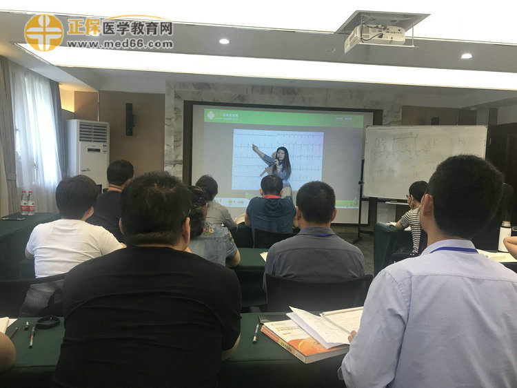 醫(yī)學(xué)教育網(wǎng)鴻雁老師親臨授課，中西醫(yī)醫(yī)師技能密訓(xùn)班學(xué)員認(rèn)真聽(tīng)講