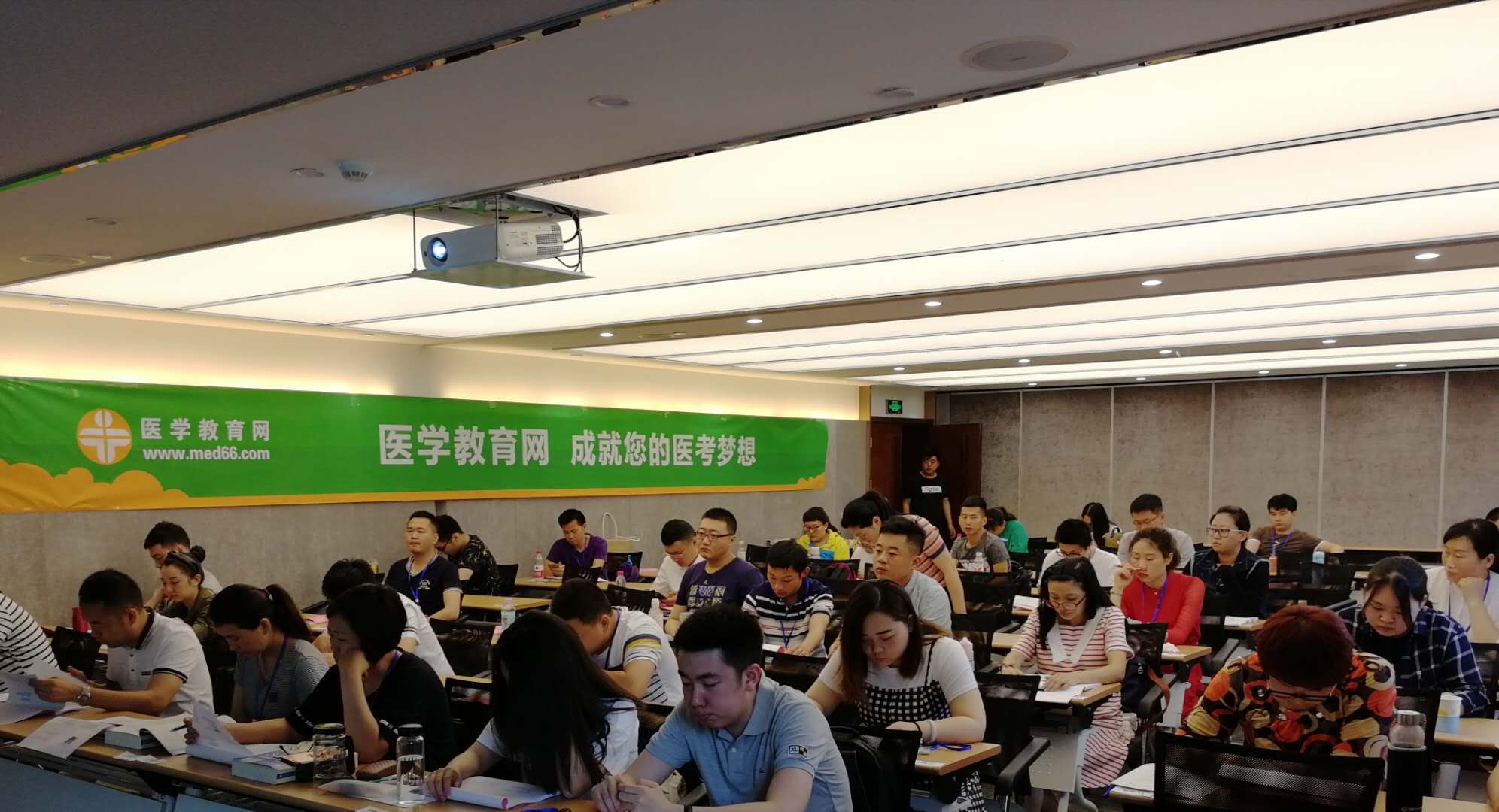 2018年北京口腔執(zhí)業(yè)/助理醫(yī)師精英特訓班開班啦-專業(yè)師資面對面助你過醫(yī)考