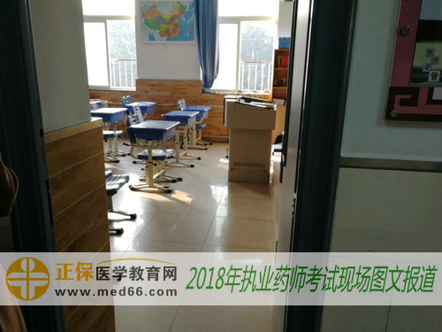 2018年執(zhí)業(yè)藥師考生進入考場準(zhǔn)備考試 