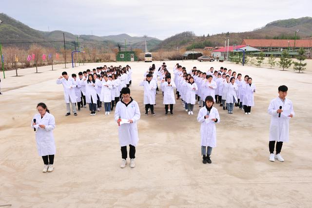 丹東市衛(wèi)生健康委員會組織開展住培學(xué)員人文素質(zhì)戶外拓展培訓(xùn)