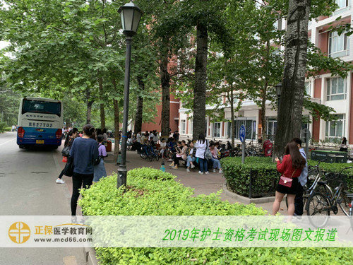2019年護(hù)士考試考生陸續(xù)趕赴學(xué)校，在等待進(jìn)入考場(chǎng)前，仍抓緊時(shí)間復(fù)習(xí)！