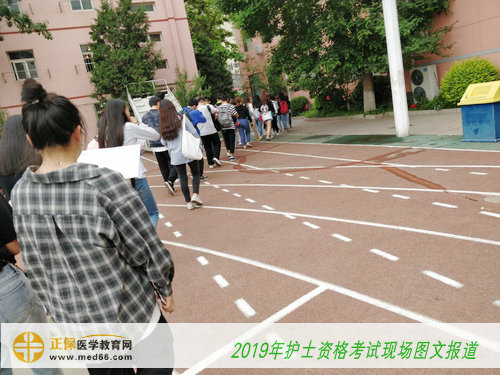2019護(hù)士資格考試——考生準(zhǔn)備入場(chǎng)，緊張復(fù)習(xí)中