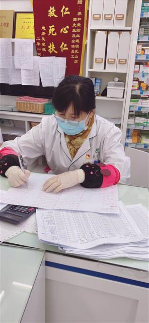 陸萍在統(tǒng)計(jì)口罩發(fā)放情況。