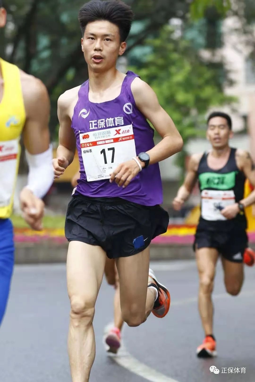 其中，馬瑞跑到了1小時06分05秒，將個人最好成績提高了4分鐘。